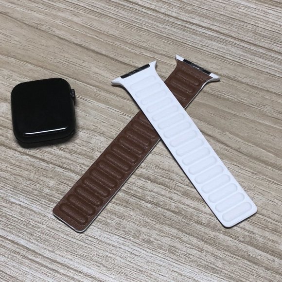 NEW[BAND] White Leather Magnetic For Apple Watch - Picture 5 of 6